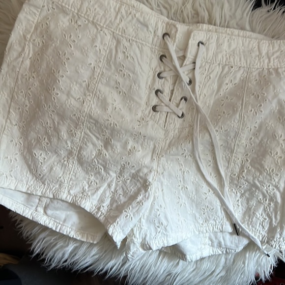 Alice + Olivia shorts PLUS Society Amuse Lace shorts - Picture 6 of 8